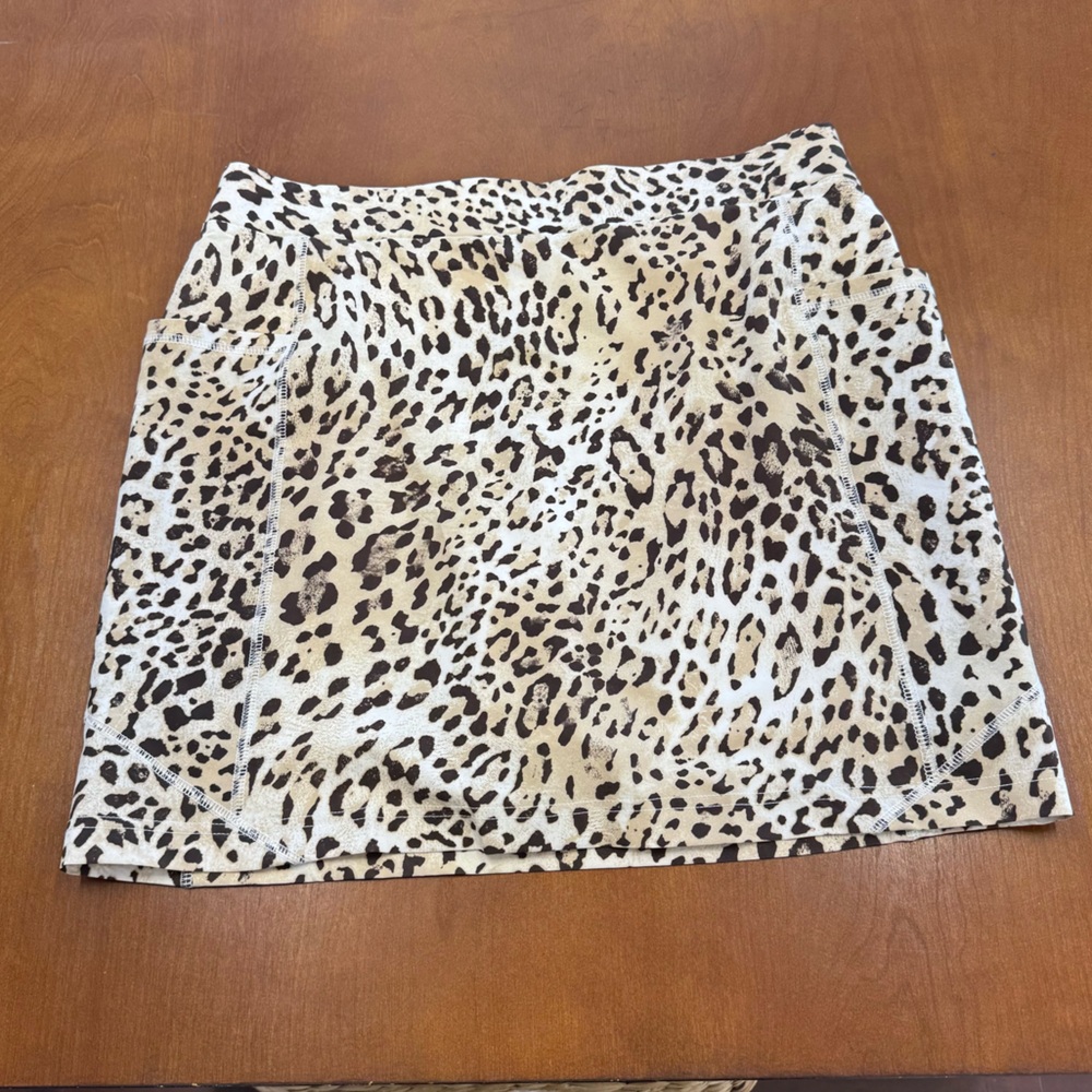 New Chico’s Zenergy Neema Animal Print Skort Size 2.5 Side Pockets Pull On Style